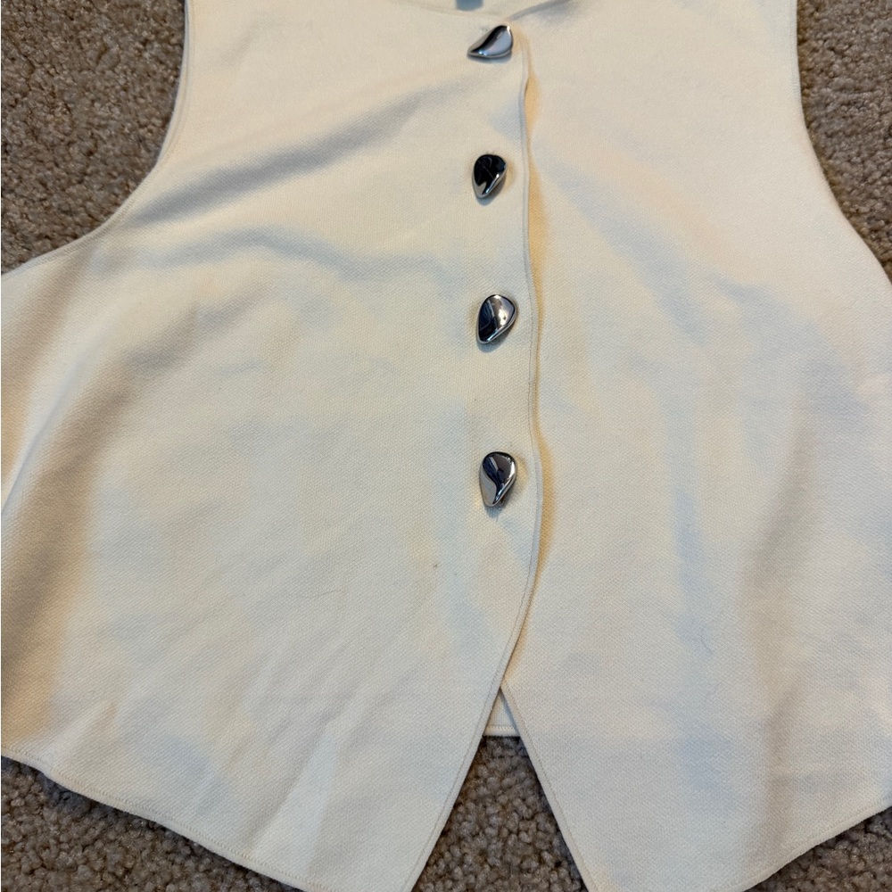 H&M Sleeveless Button Front Knit Top - Picture 2 of 7